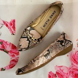 NWOT - Anne Klein Iflex Gray Crocodile Print Leather Flats - Size 8.5